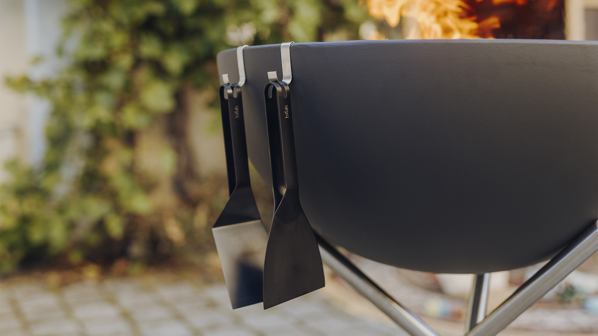 Une scène accueillante avec une chaise devant un feu en arrière-plan, soulignée par la présence du 00857 Spatula noir.