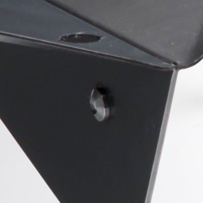 Illustré est un objet en métal noir avec des trous, avec l'ensemble de vis TRIPLE.