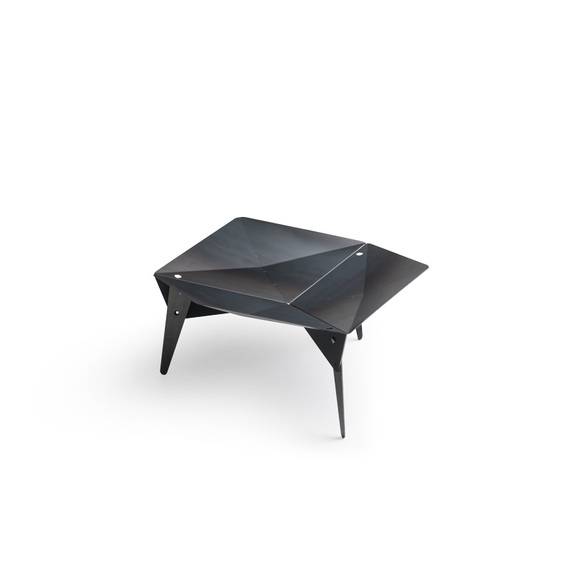 TRIPLE 90 Pieds La photo présente une cheminée en métal noir avec une base noire, avec le TRIPLE.