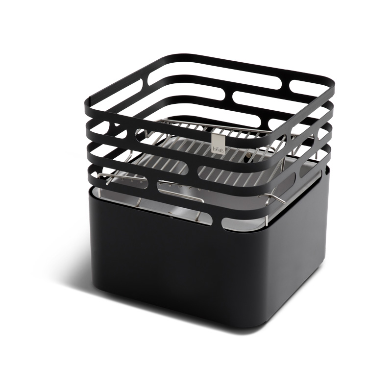 Un grill en acier noir avec Grille à l'intérieur sur fond blanc, l'ensemble BBQ CUBE