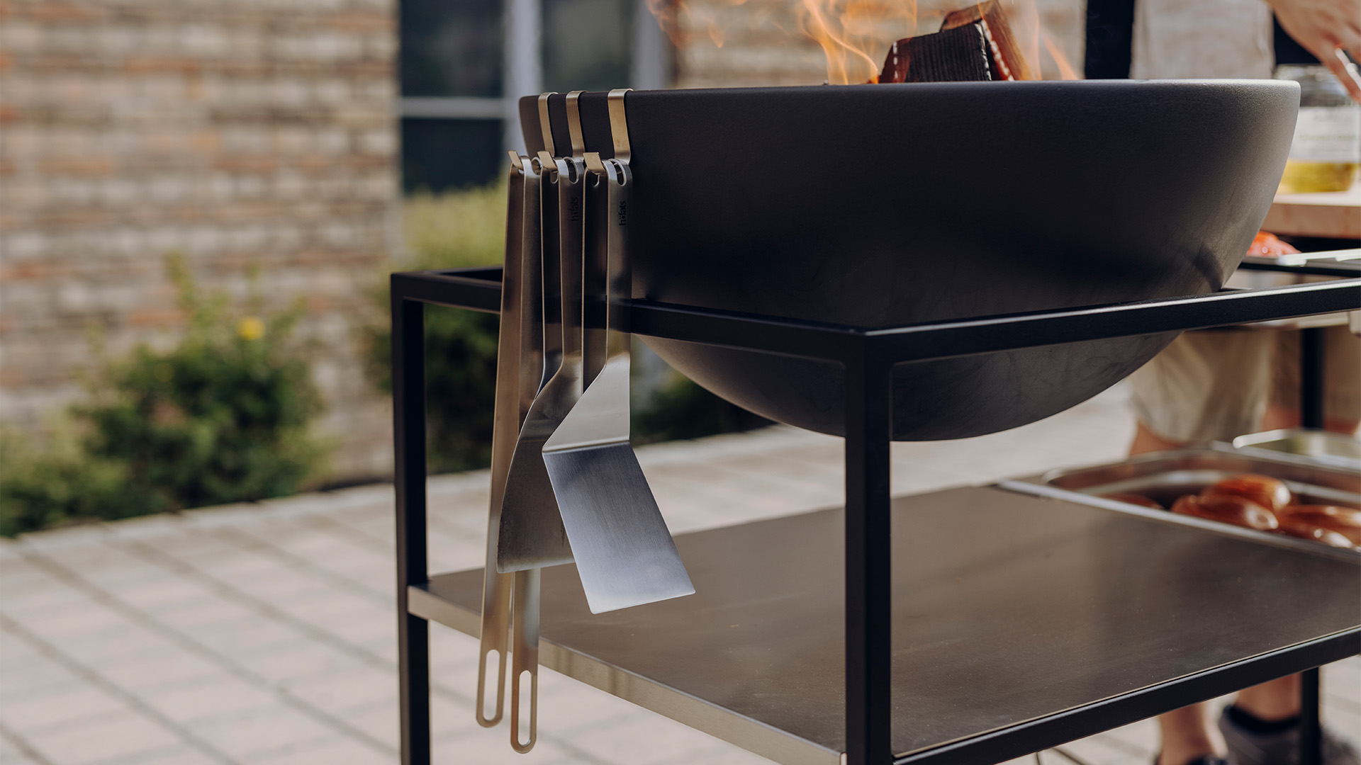 Hier ist eine Person beim Grillen abgebildet.