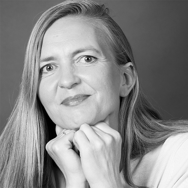 Une femme avec des cheveux longs et une SHIRT blanche.