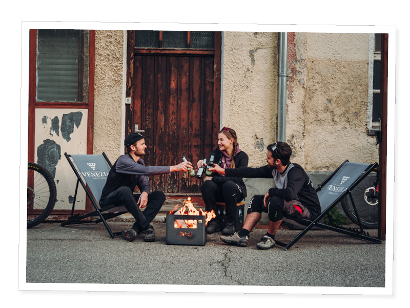 Un couple de personnes assis autour d'un brasero.