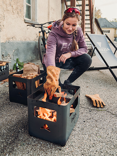Die Firegloves fügen sich nahtlos in die Umgebung ein, wo eine Frau auf dem Boden sitzt.