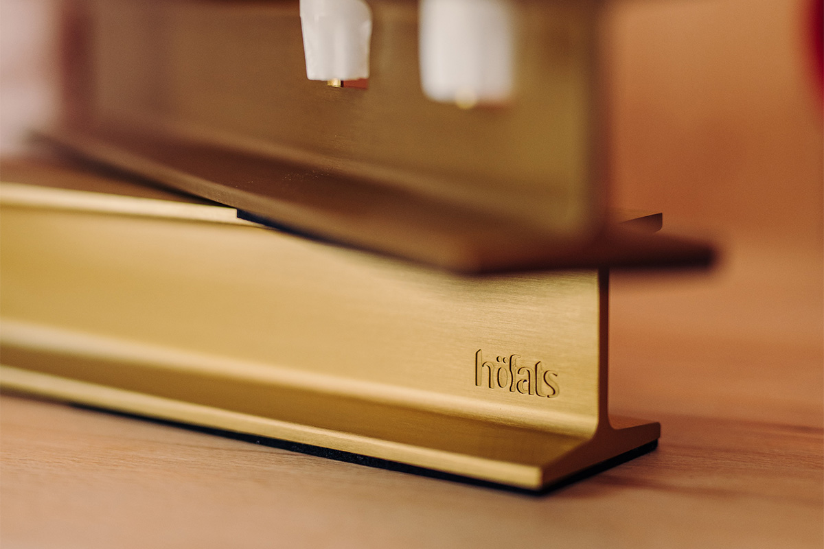 HENRY METAL I Candleholder gold The 00658 Henry Metal I Gold is shown as a close up of a golden candelholder on a table, creating a stylish and accessible visual.