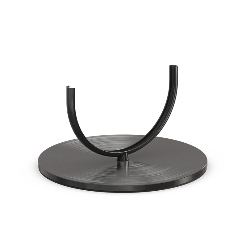 Das 00279 Oval Candle 55 Gestell schwarz wird als schwarzer Metallständer mit einer kreisförmigen Basis dargestellt, was ein stilvolles und zugängliches visuelles Bild ergibt.