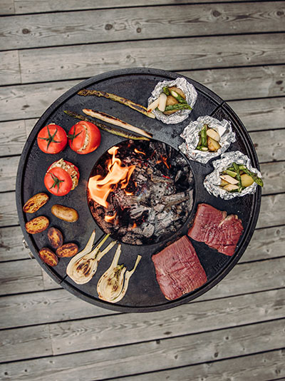 Un grill avec de la viande et des légumes dessus.