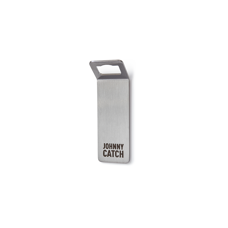 La photo présente une clé USB avec le mot Johnny Ca et l'aimant JOHNNY CATCH.