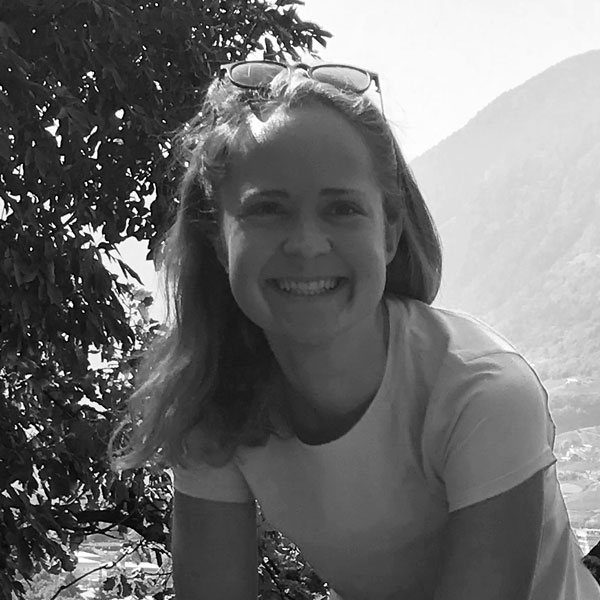 Une femme assise sur un banc dans les montagnes.