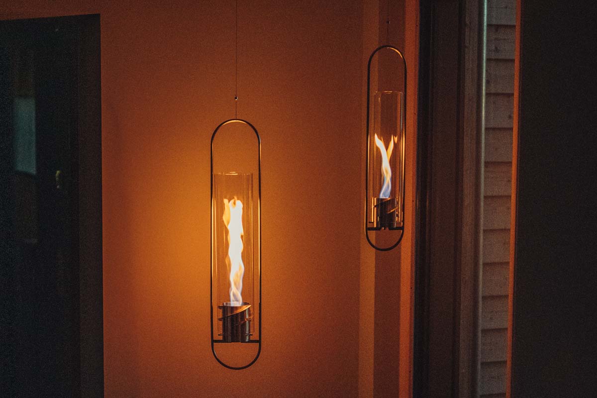 SPIN 1200 Hängesystem silber Ein Blick auf eine Glühbirne, die von einer Wand hängt, mit der SPIN 1200 Base in Silber.