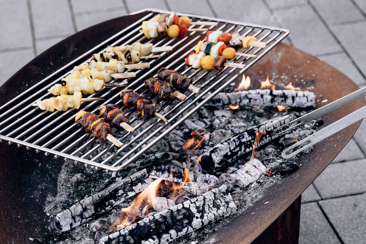 Ein Blick auf einen Grill mit Essen darauf, mit dem ELLIPSE Rost.