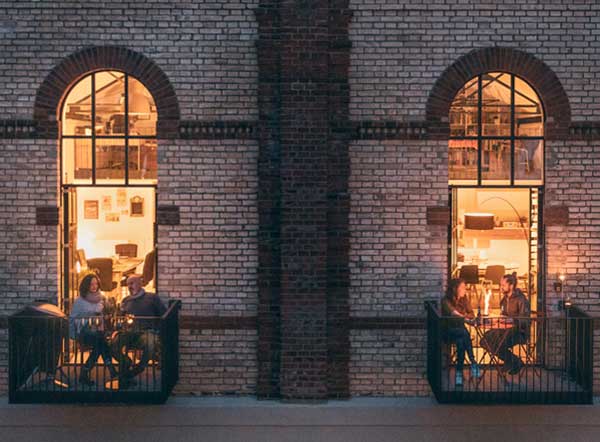 Das Stadtleben Das Foto zeigt Menschen, die nachts in einem Restaurant an Tischen sitzen, mit dem CONE.