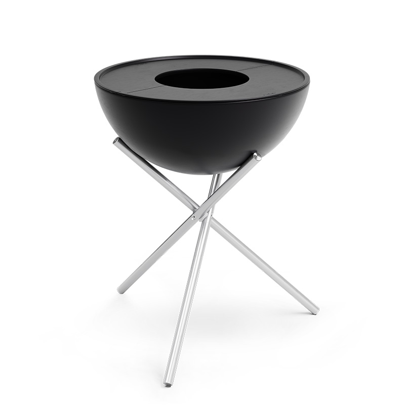 BOWL 70 Plancha Eine Darstellung eines schwarzen Grill mit einem Metallständer, mit der 00263 Bowl 70 Plancha als zentralem und zweckmäßigem Element.