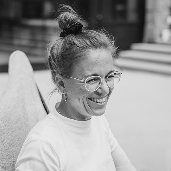 Scène montrant une femme assise sur une chaise