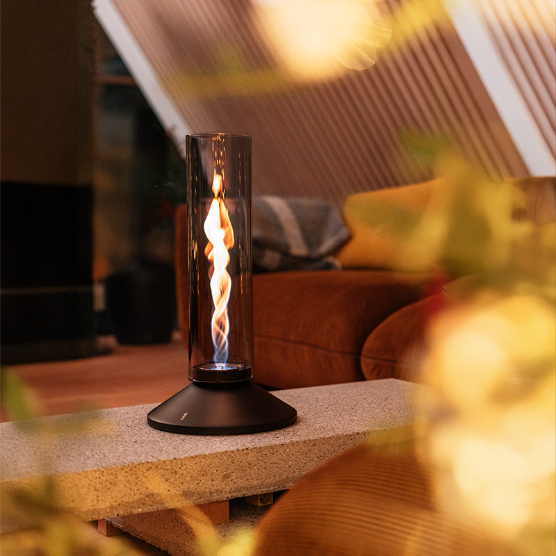 SPIN X steht auf einem Sofatisch