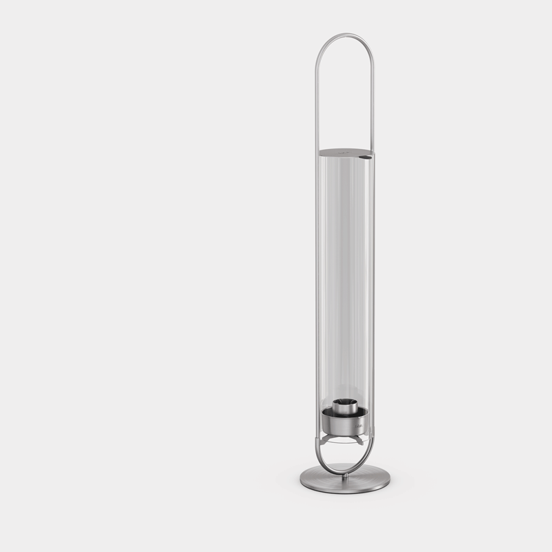 La OVAL CANDLE est présentée comme un corps en métal argenté sur un fond blanc, créant une image élégante et accessible.
