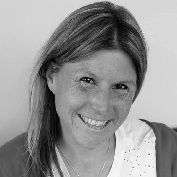 Une femme souriante sur une photo en noir et blanc