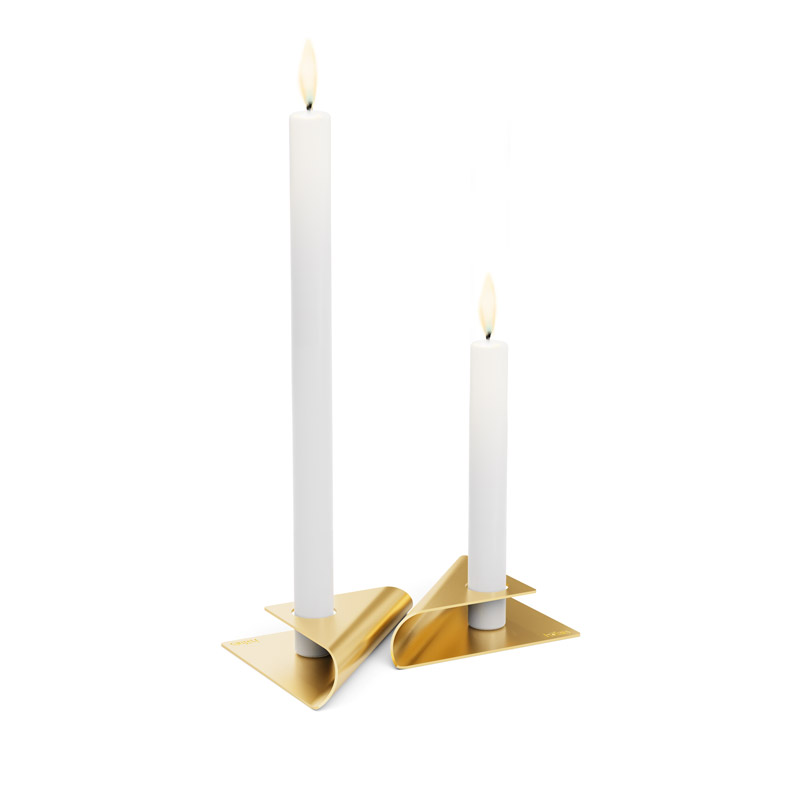 Une image montrant une paire de bougies avec une bougie blanche, avec le porte-bougie SQUARE CANDLE en or.