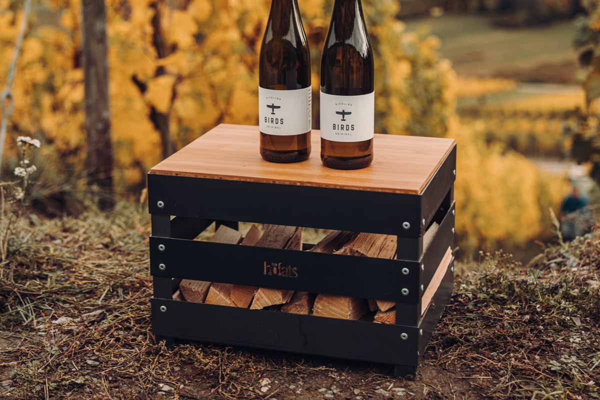 CRATE Auflagebrett Dieses Bild zeigt zwei Flaschen Bier auf einer Holzkiste, mit dem CRATE Brett.