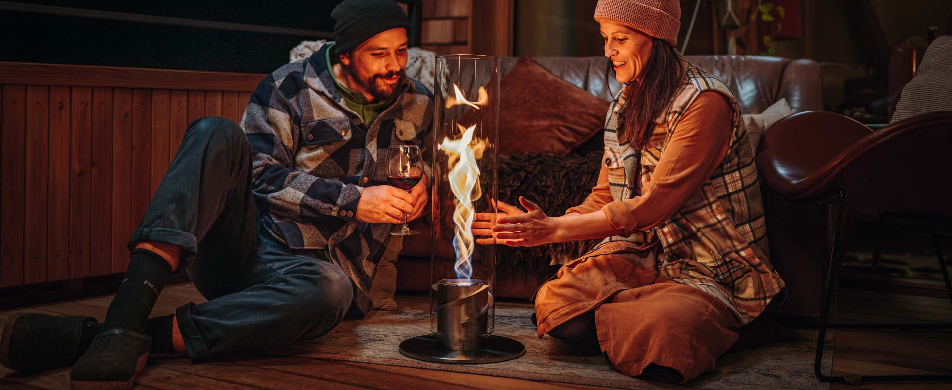 Deux hommes assis par terre à côté d'un feu