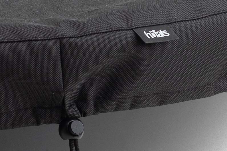 Das Foto zeigt eine Feuerschale mit einem Stoffbezug, mit dem BOWL 70 Cover.