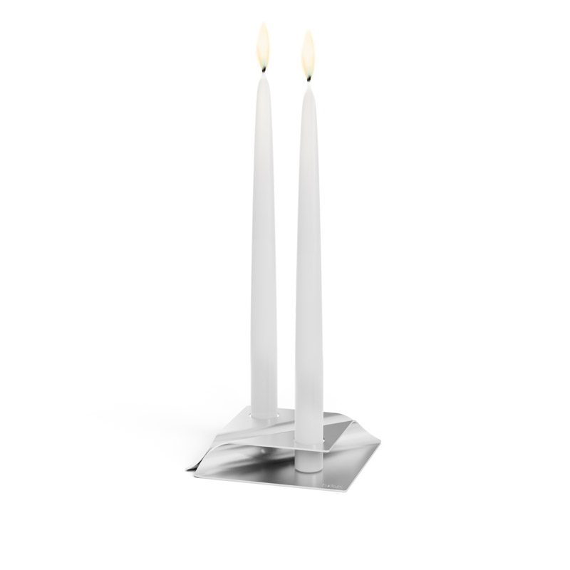 SQUARE CANDLE Ensemble de bougeoirs argent Une vue d'une bougie blanche avec une seule flamme, avec le bougeoir SQUARE CANDLE en argent.