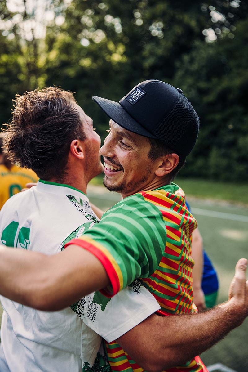 CASQUETTE noir Un homme étreint un jeune garçon.