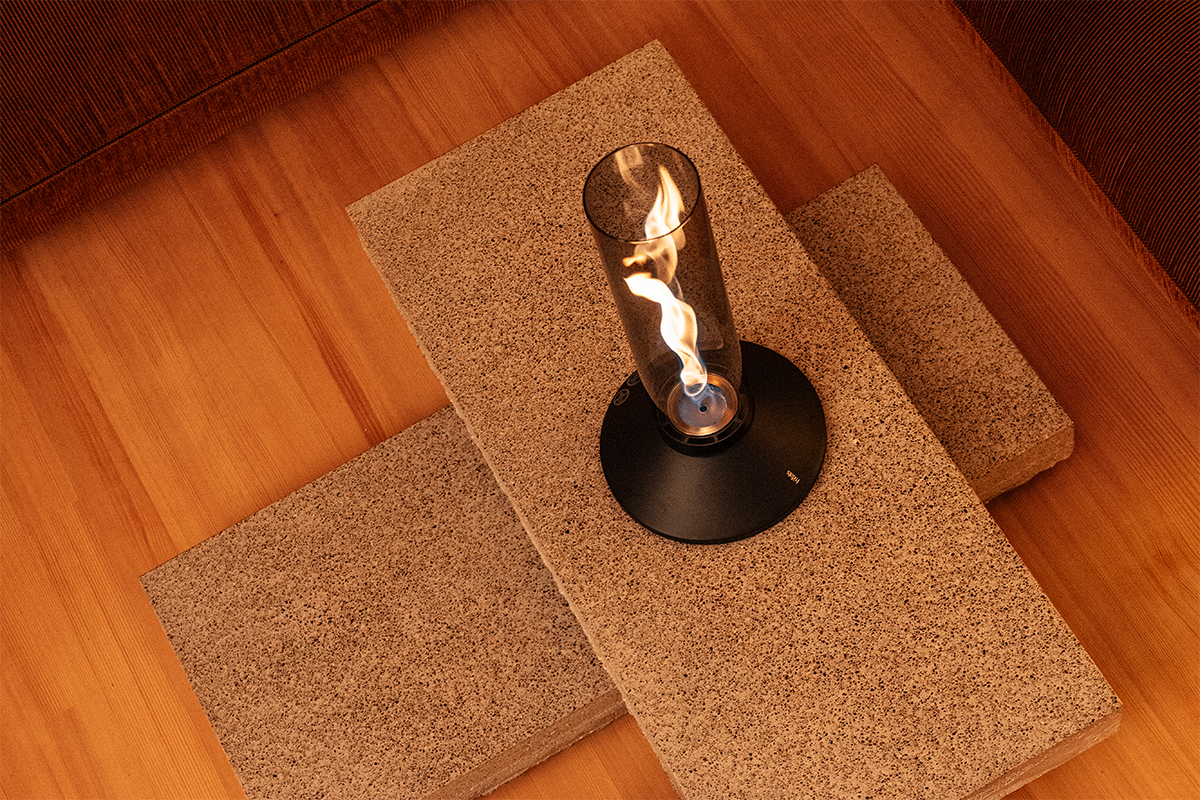 SPIN X 900 Feu de Table all black SPIN X all black auf einem Wohnzimmertisch