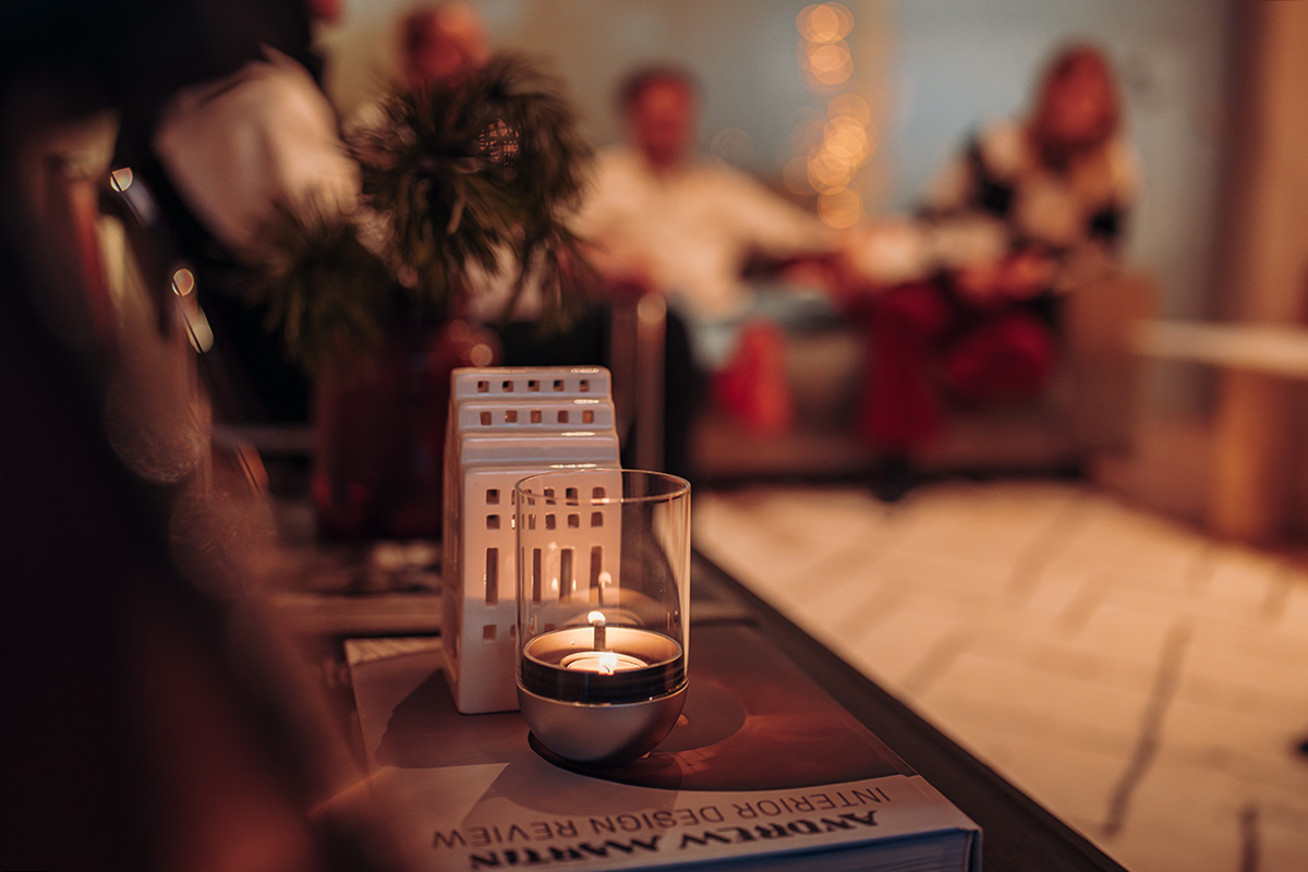 GRAVITY CANDLE Lantern silver two christmas presents on a table with the refined touch of the Gravity Candle