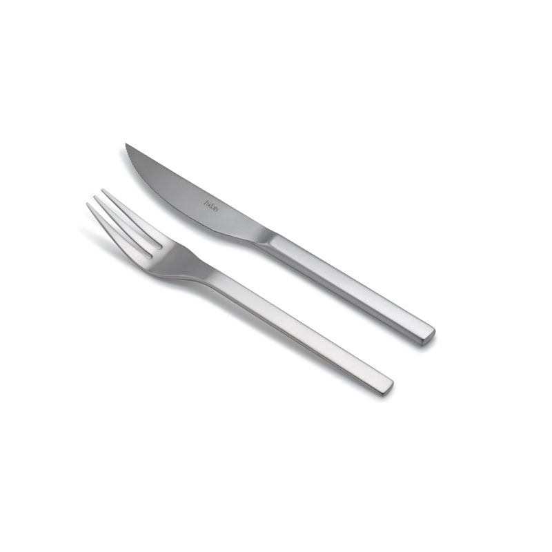 Couverts à steak Une scène accueillante avec un couteau et une fourchette sur un fond blanc, mise en valeur par la présence des outils Steaktools.