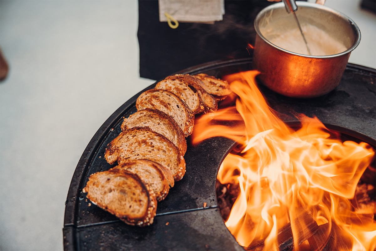 BOWL 70 Plancha Eine Metallpfanne auf einem Herd, bereichert durch die Anwesenheit der 00263 Bowl 70 Plancha, die Design mit Nützlichkeit vereint.