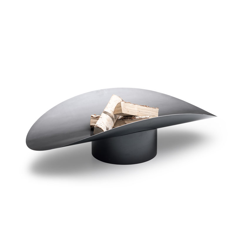 ELLIPSE Bol à Feu La photo présente un chapeau noir avec une pile de bois, avec le bol à feu ELLIPSE.