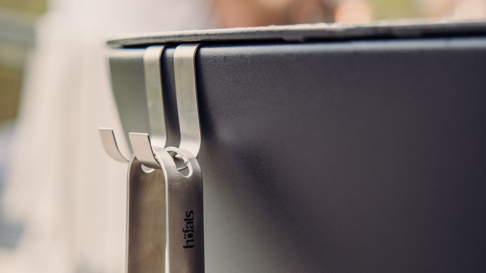 Ici, on voit un gros plan d'un ordinateur portable avec une clé, avec le crochet BOWL.