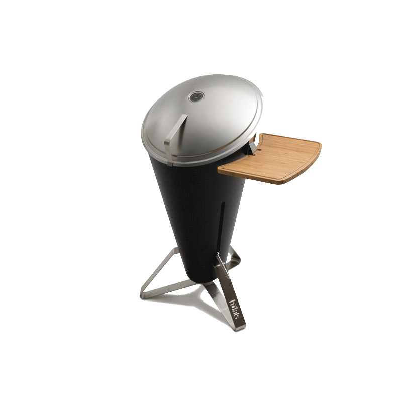 Une vue d'un grill noir et argenté avec une Plancha en bois sur le dessus, avec le support de Plancha CONE.