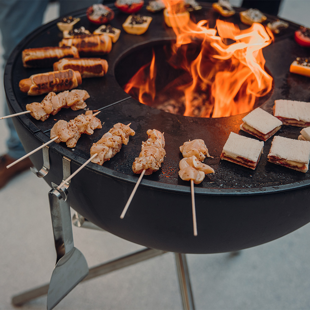 Un gril avec de la nourriture dessus