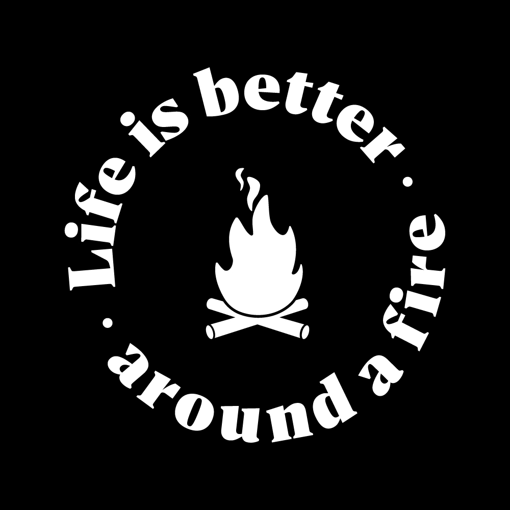 Ein schwarzes Kachelbild mit der Darstellung eines Kamins und den Worten „Das Leben ist am Lagerfeuer besser“