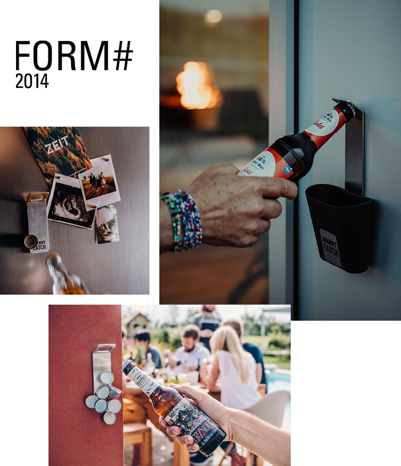 Eine Person öffnet eine Tür mit einer Flasche Bier.