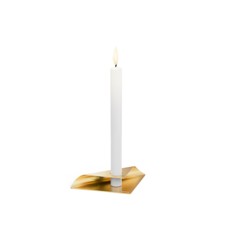 SQUARE CANDLE Bougeoir or Ici est représentée une bougie blanche avec une feuille d'or dessus, avec le support de bougie SQUARE CANDLE en or.