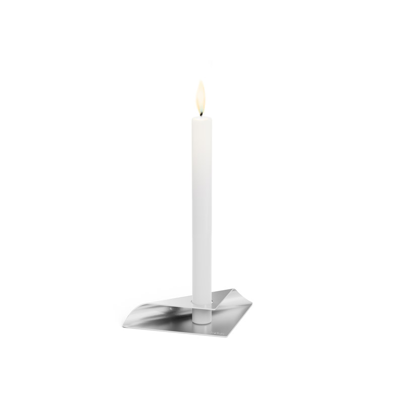 SQUARE CANDLE Ensemble de bougeoirs argent Ici est représentée une bougie blanche avec une seule bougie sur le dessus, avec le bougeoir SQUARE CANDLE en argent.