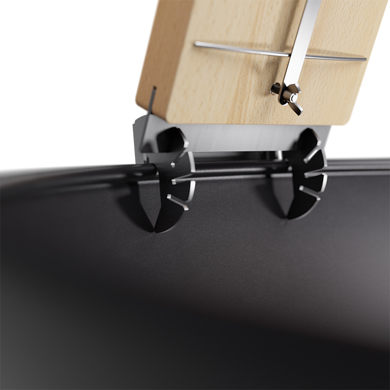 Das Foto zeigt einen schwarzen Koffer mit einem Holzgriff, auf dem ein Flammlachs-Brett liegt.