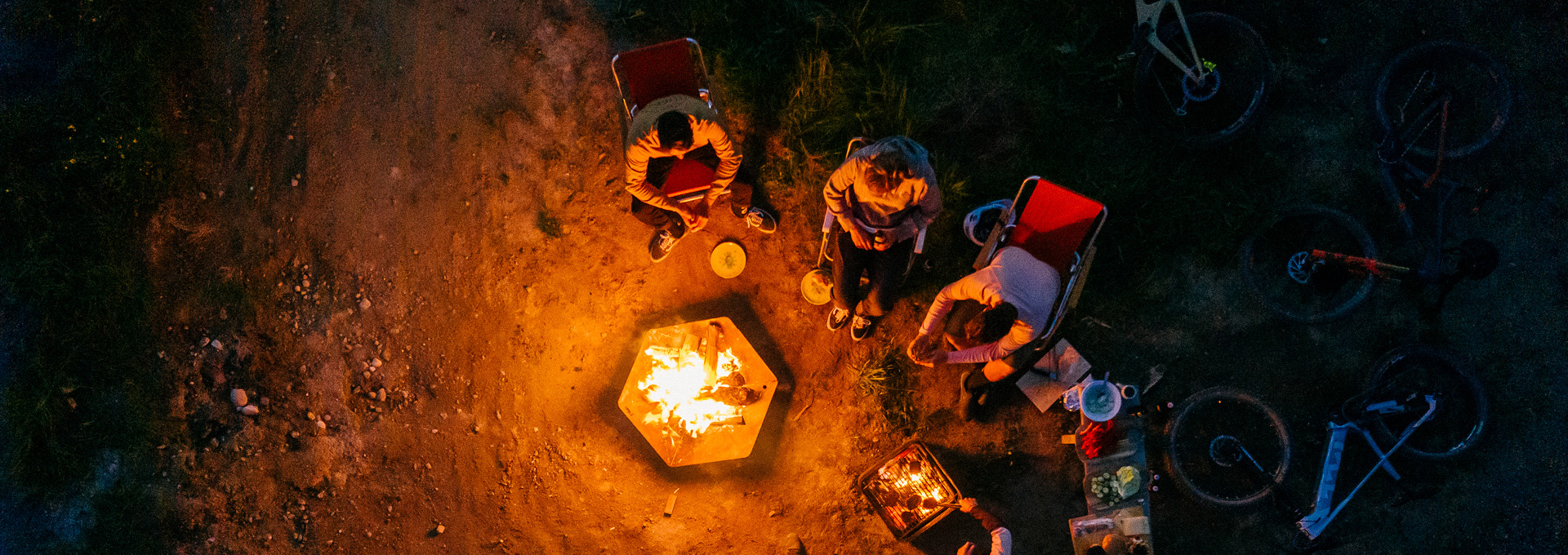 Un groupe de personnes assis autour d'un feu.