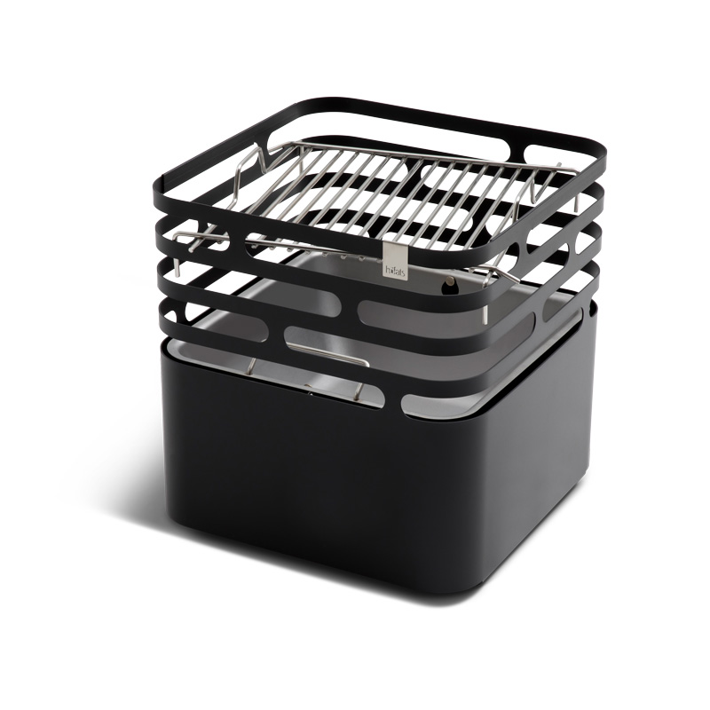 CUBE BBQ Set noir Un barbecue en acier noir avec Grille à l'intérieur sur fond blanc, le set barbecue CUBE