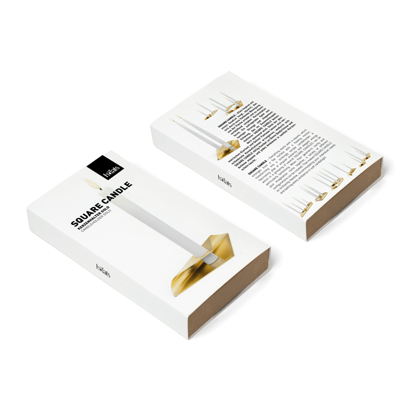 Une scène accueillante met en valeur l'emballage doré du bougeoir Square Candle Candleholder, se fondant parfaitement dans son environnement.