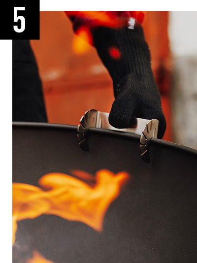 Une personne tenant une valise noire.