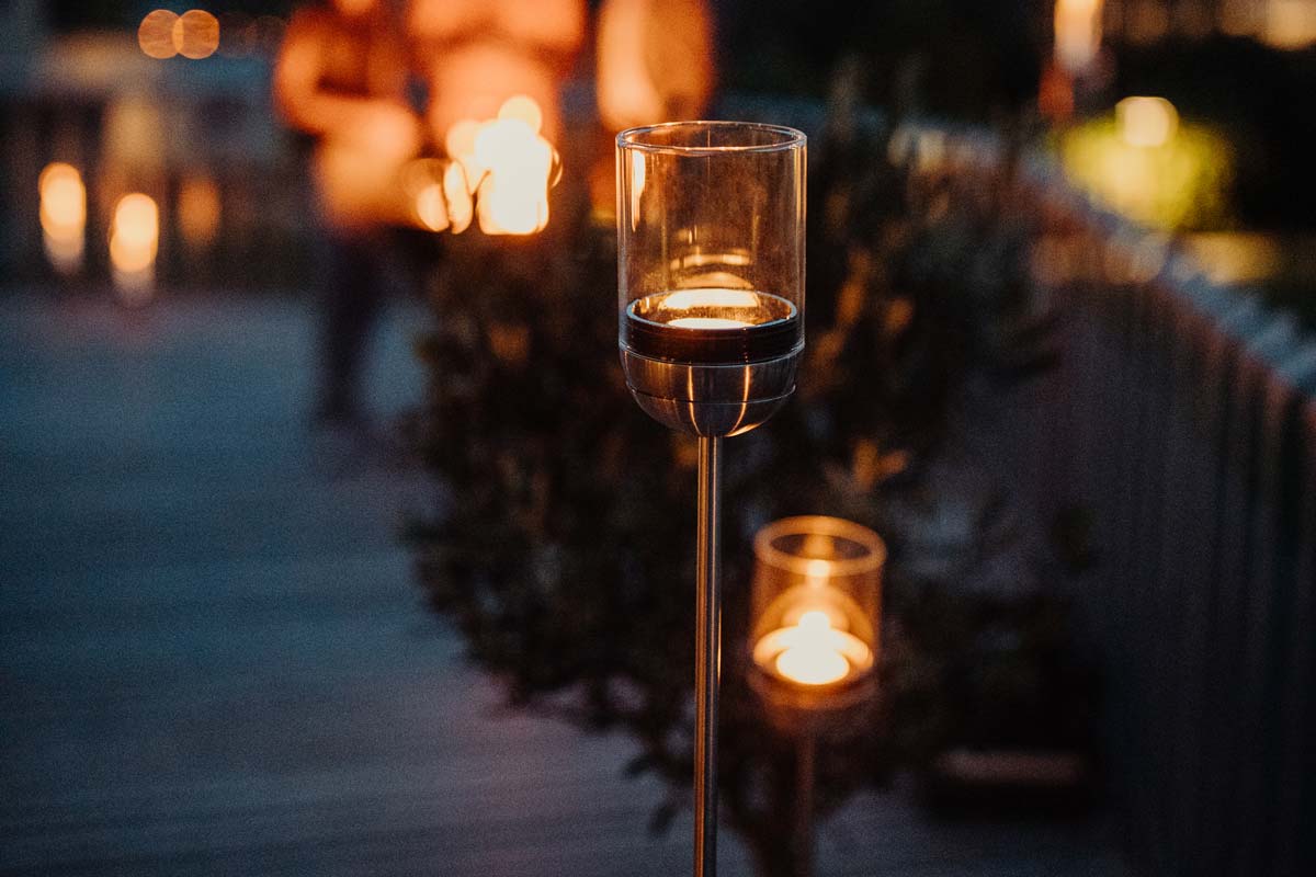 GRAVITY CANDLE Base Découvrez une bougie allumée sur une table en bois avec la touche raffinée de la Gravity Candle.