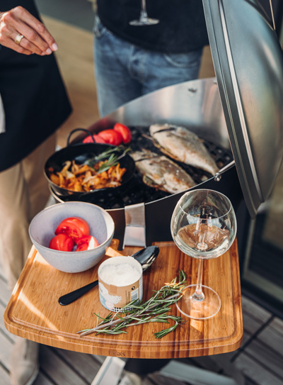 La carte 010201 CONE s'intègre parfaitement dans le décor, où une personne tient une assiette de nourriture sur une table.