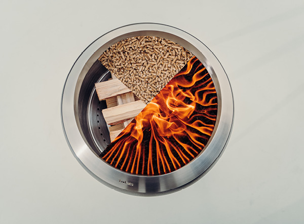 Feuerstelle mit brennendem Feuer, das die verschiedenen Holzarten zeigt, die im MOONlicht verwendet werden sollen.