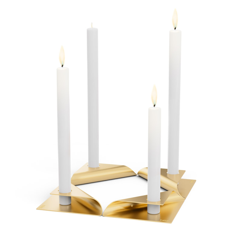 SQUARE CANDLE Ensemble de bougeoirs or Ici est représentée une bougie blanche avec du papier doré sur le dessus, avec l'ensemble de bougeoirs SQUARE CANDLE en or.