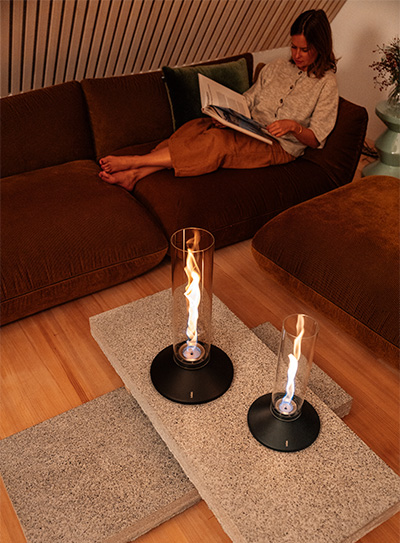 Beide SPIN X Größen stehen auf einem Tisch. Im hintergrund liegt eine Frau und ließt ein Buch