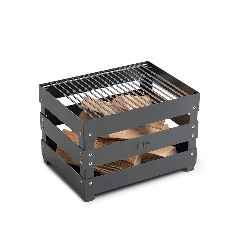 Ein Blick auf einen Holzkohlegrill mit dem CRATE Grillrost.